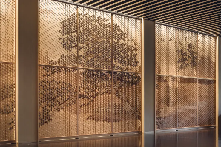 不使用任何釘子，僅憑精密木片嵌合勾勒紋樣的「組子細工」。