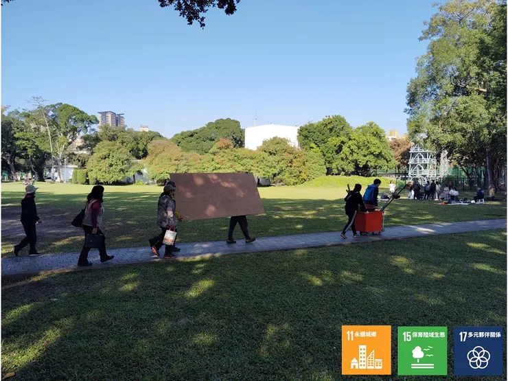 搬著模板及工具前往翠堤