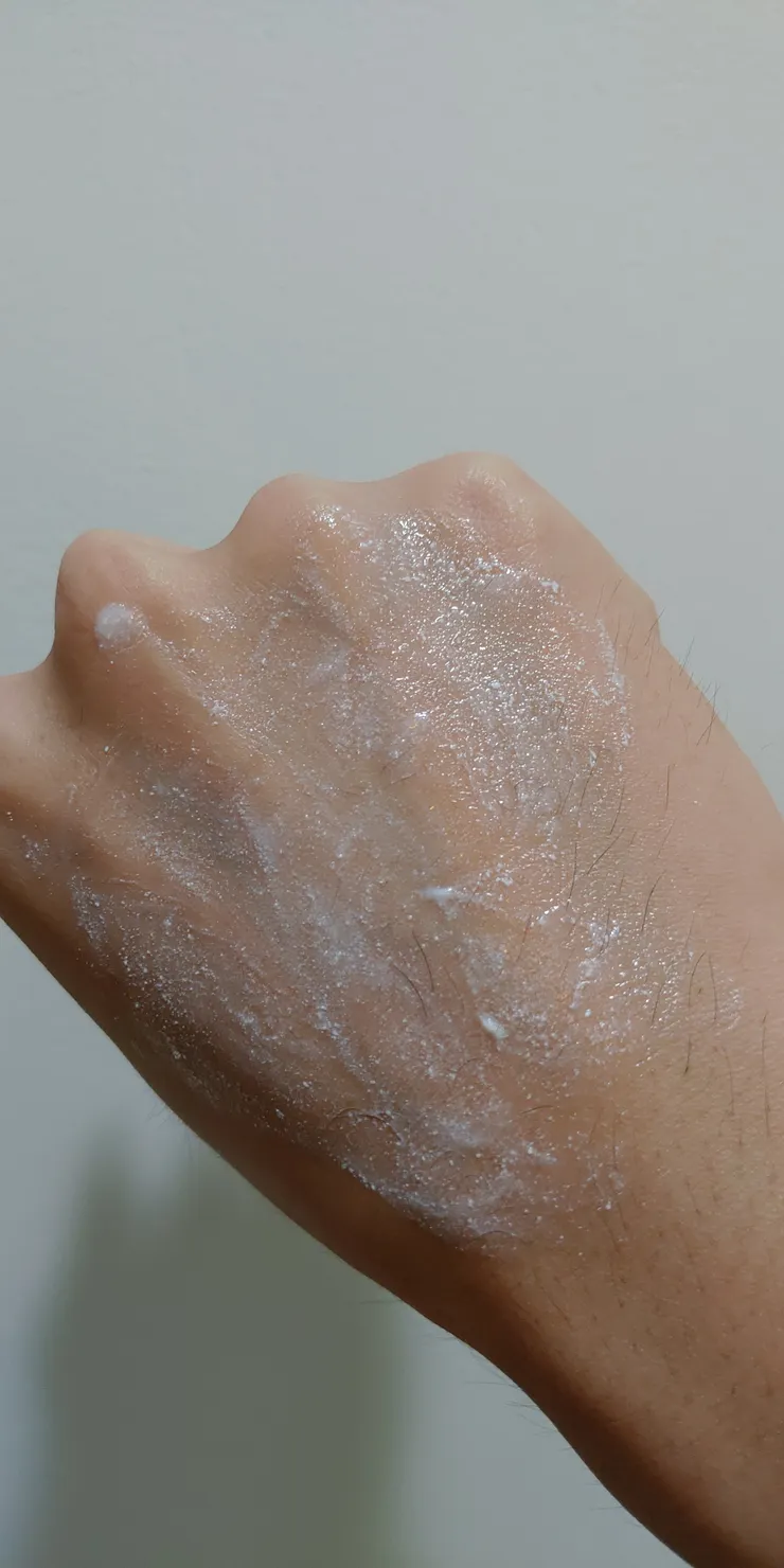 SHILLS實際擦起來會有微微的顆粒感，即為防曬粒子