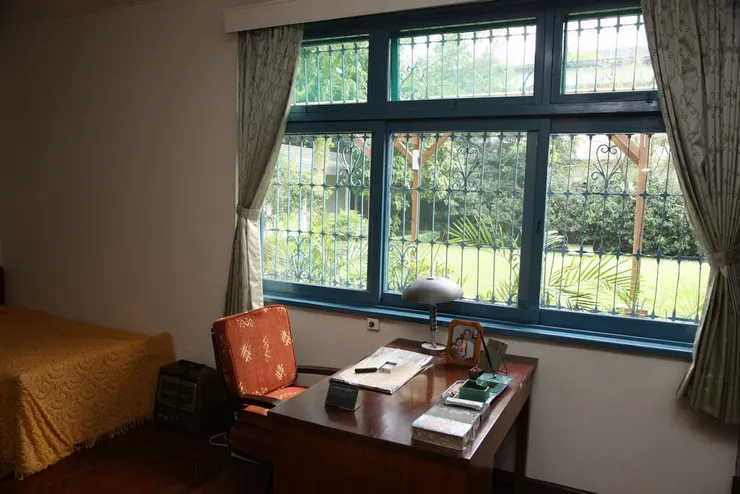 胡適臥室的書桌旁有緊急鈴(胡適故居室內禁止拍照。圖片取自胡適紀念館網站)