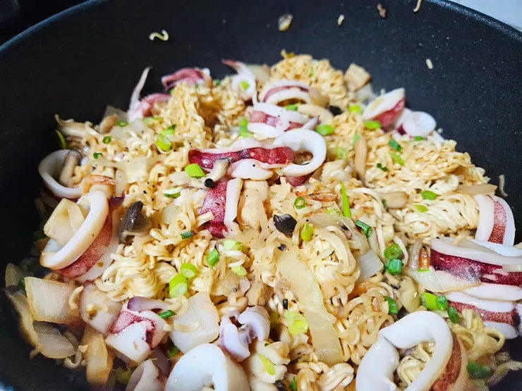 鮮味疊加！透抽和黑蠔菇。