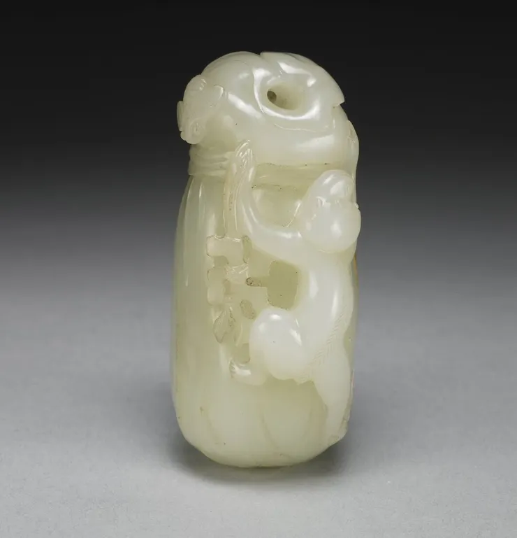 玉瓜，上有一隻猴子與蜜蜂，另外刻有萬字，代表「萬代封侯」。藏於國立故宮博物院，CC0）