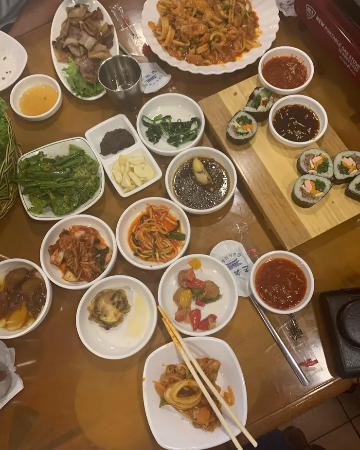 一整桌韓國小菜,從歐洲來的我們,看了很感動