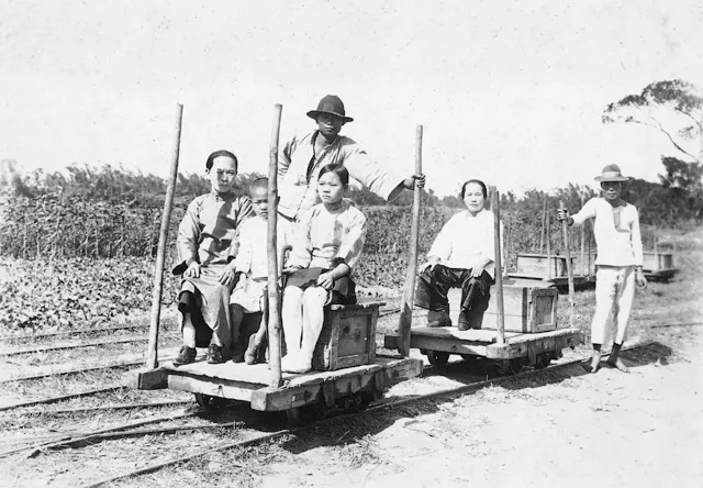 1930-40年代的輕便車，以人力推行（圖片來源：國家文化資料庫）