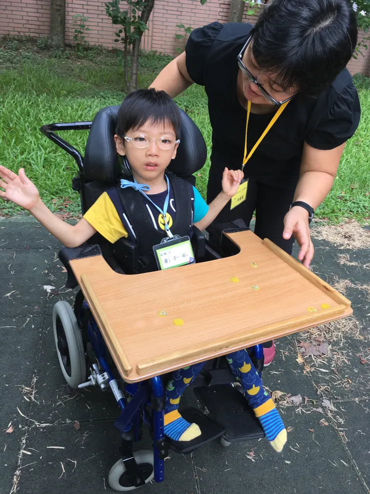 助理員推子祐到遊戲場。