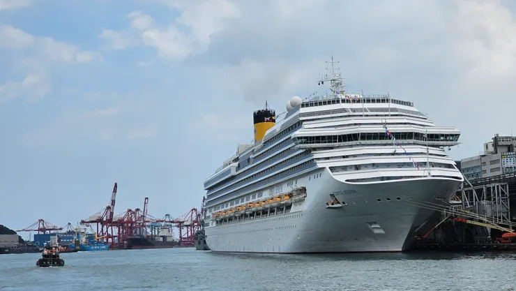 這是停在基隆港東岸的歌詩達郵輪莎倫娜號!