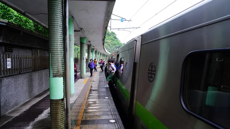 在牡丹站下車是很特別的經驗， 車廂是傾斜的跟月台縫隙很大。