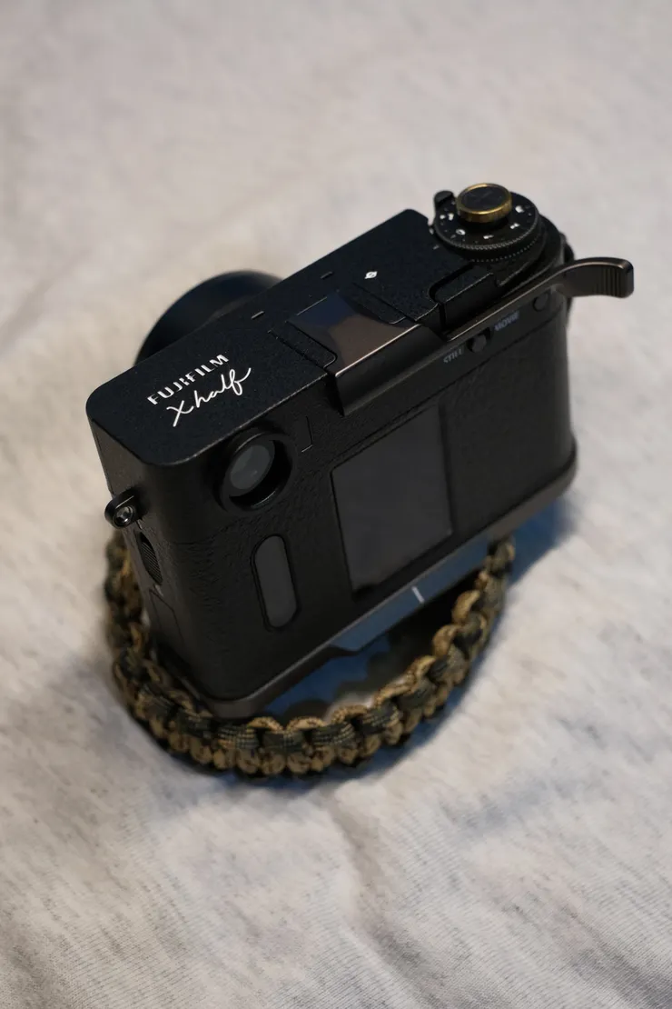 背後這個顯示軟片模擬的視窗 有一種傳統的復古感 (如 NATURA CLASSICA)的「底片確認窗」