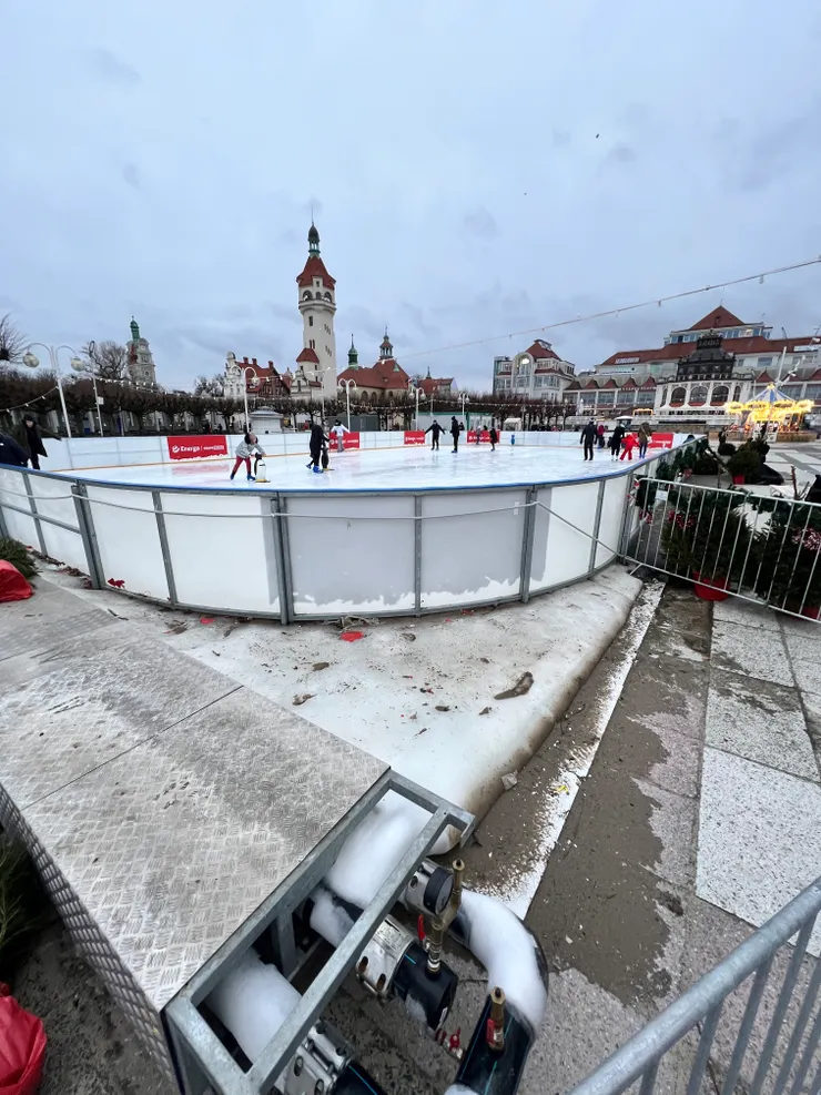 海邊溜冰場，不夠冰時還有加冰機器