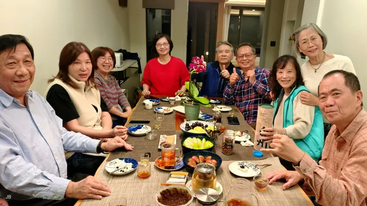 【樓外樓酒足飯飽後，到JB家續攤。】