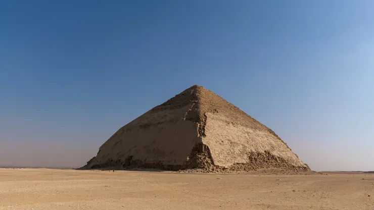 2025 拍攝於 Bent Pyramid，使用生成式 AI 去除路人。啊！蓋歪了