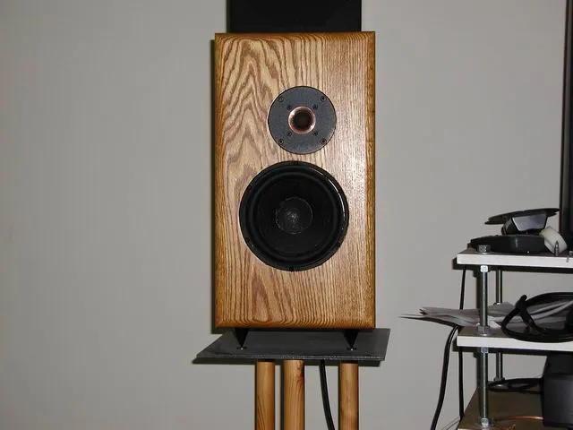 這一張則是我 DIY 的喇叭,高音單體是 SEARS 的 Millinium,中低音是 ScanSpeak 的 8545K,分音器則是參考 Dennis Murphy 網友的設計,整體音色與 ALEPH 相當一致。箱體厚達 1.5 吋,單顆喇叭的重量與一台 ALEPH 2 相當(~25 公斤)。製作的細節及設計等下次有機會再詳述