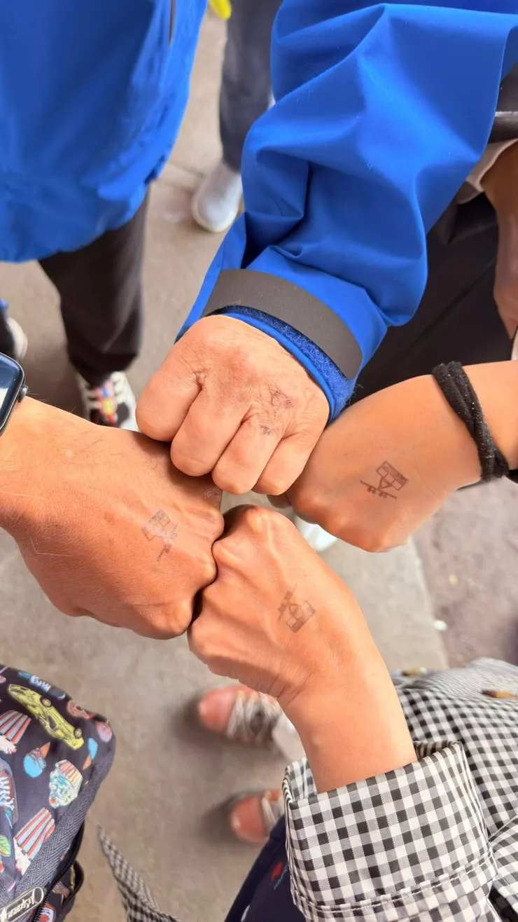 手上的章是搭纜車的票