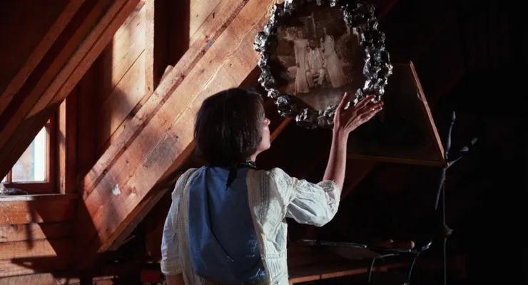 潔西卡對故主舊照非常感興趣，照片中其中一名女子即是艾蜜莉 ∕ 艾碧嘉。