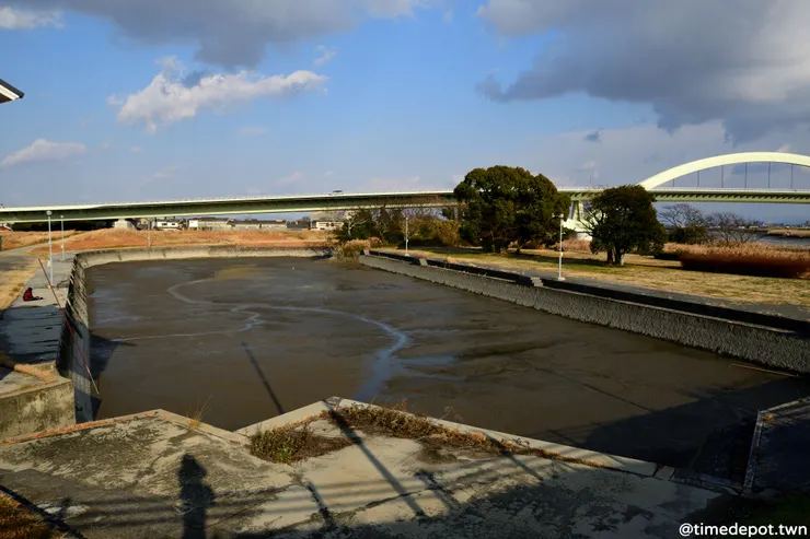 在以前的船屋地區還留有一座港口，到訪時剛好遇上退潮