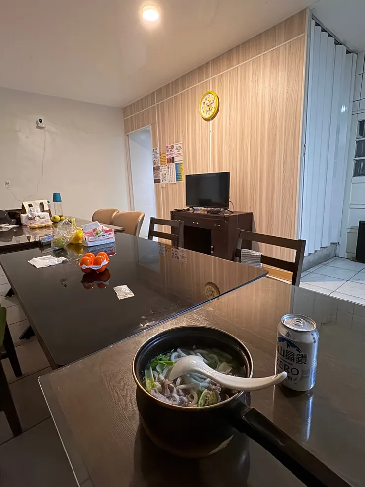 王小明的廚房可以煮晚餐 下山還可以免費洗澡這點真的很棒～