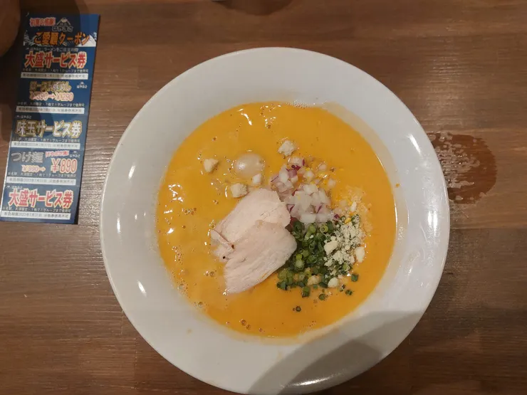 當天點的蝦湯豚骨拉麵，雖然層次沒到很豐富，但整體而言還不錯吃～