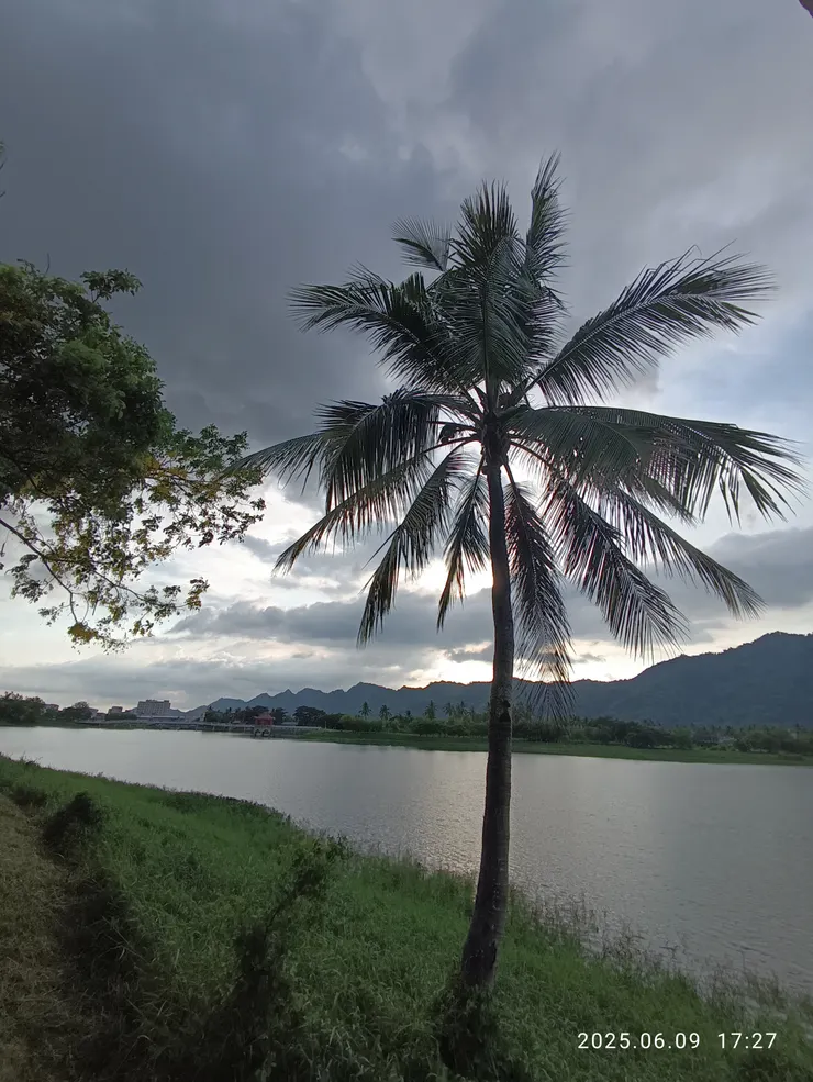 遊思如織湖輕暝