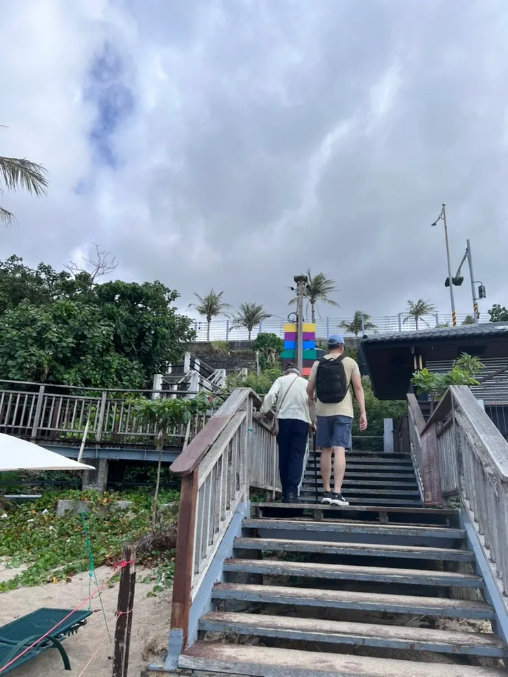 就是這個樓梯連接到海灘，幸好爸爸下樓上樓都很勇健。