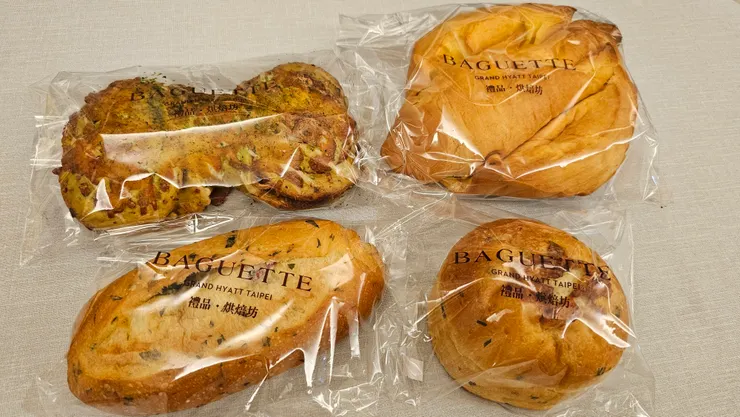 台北君悅酒店的麵包口味很特別又好吃!有麻婆豆腐和泰式打拋豬口味麵包!