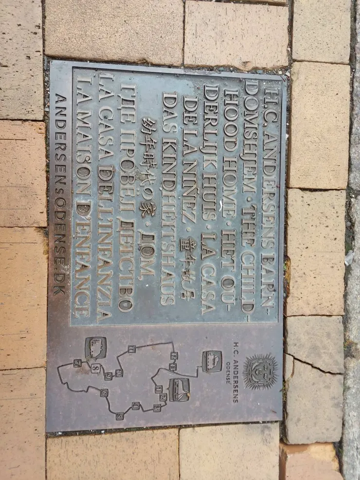 崁於街道上的簡介牌