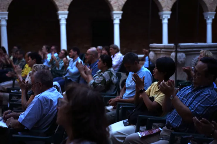 留意整體空間氛圍，觀察觀眾反應、觀演經驗