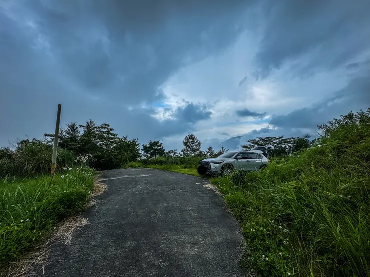 回程拍下停車的位置，此時黑漆漆的天空正要開始下雨啦～