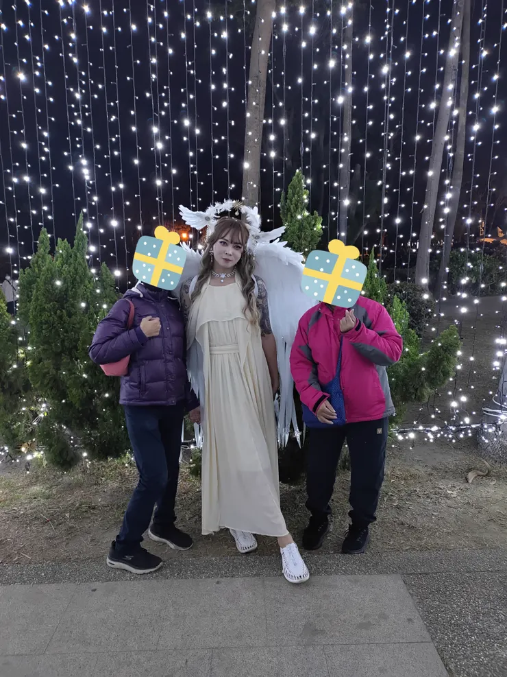 與美麗的天使合照