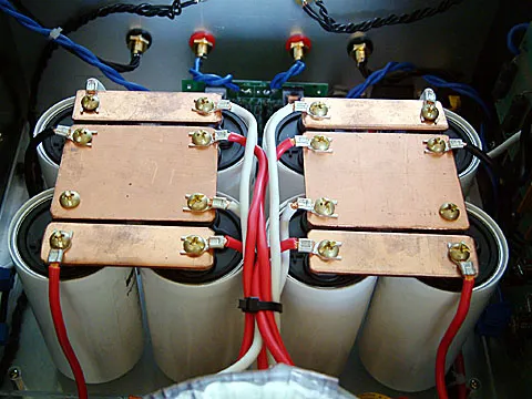 並聯電容時,是去切了約 2mm 厚的高導電銅板來並聯,據說這樣可以降低電源的內阻?螺絲也是特地去挖來的純銅螺絲,電源線的選擇還是安全第一,不管發不發燒了,線徑選比較粗的較為保險