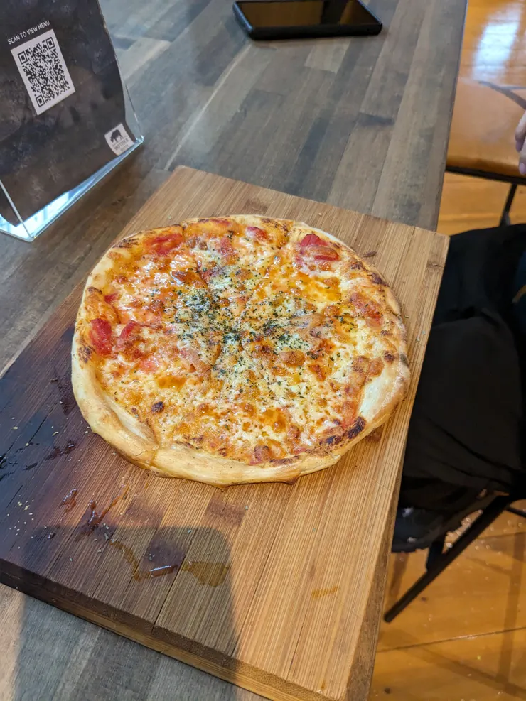 過了午餐時間食堂沒開，簡單吃個披薩