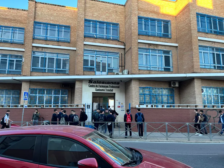 不想進校門的成群高中生