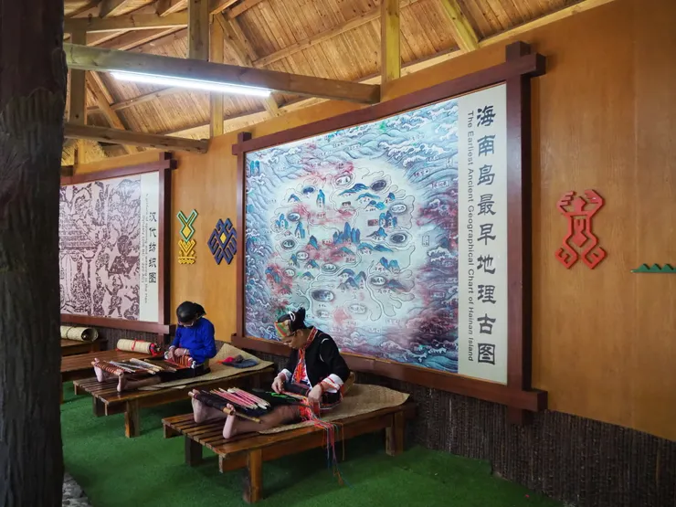 當然，裡頭的原住民我相信是真的，但他們應該也有自己的日常生活，這裡只是一個工作的地方，和我們坐冷氣房返工沒甚麼分別，能改善生活也是好事，你總不能要求人家要像建築般與以前一模一樣不許改變吧？