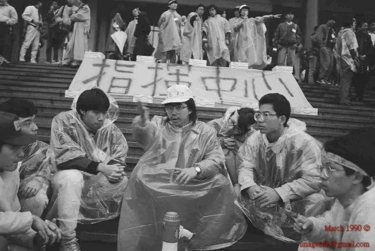 糾察隊長邱毓斌（中）