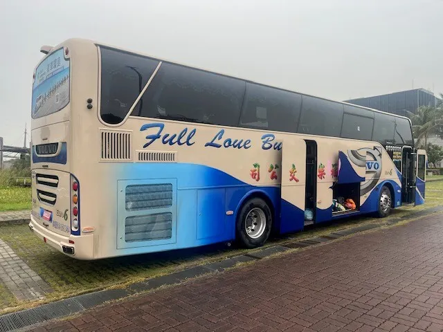 這次連遊覽車都出動了