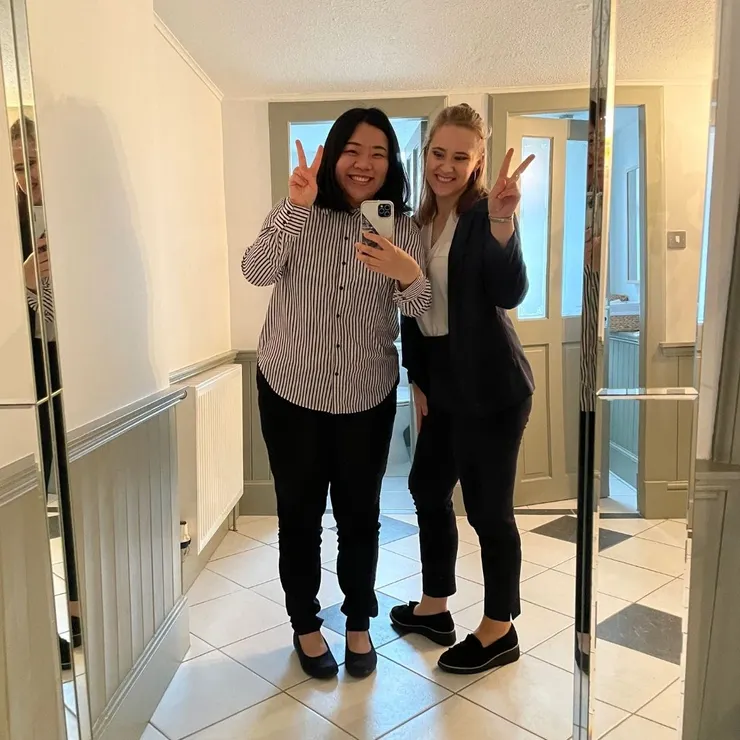 為了慶祝發表成功，在廁所自拍。