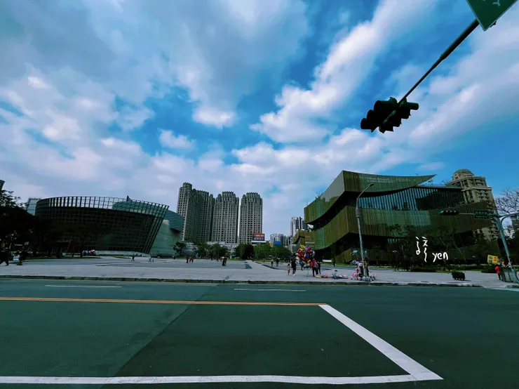 型塑藝文特區之所以「藝文」的兩大建設：圖書館與展演中心