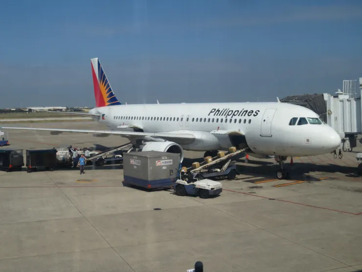 這是菲律賓航空的空中巴士A320型窄體單走道客機!