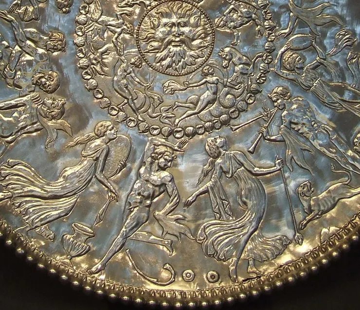 一件餐具的細節，其寬大的外圈描繪了有跳舞的男女，銀質， 西元4世紀 。