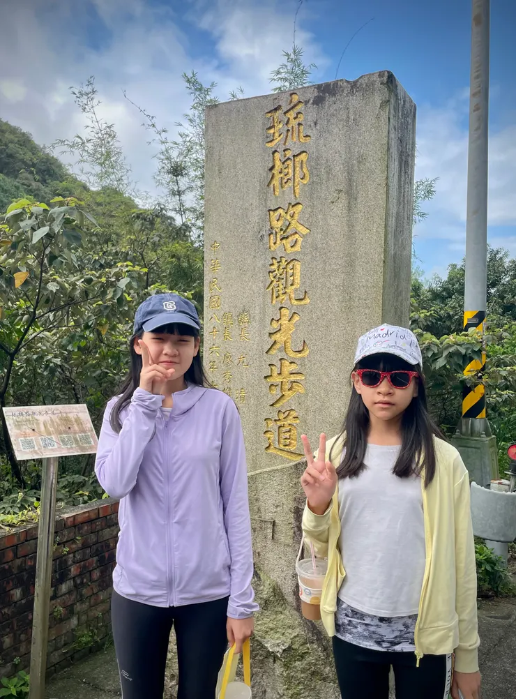 102縣道旁的登山口有個明顯的石牌指標