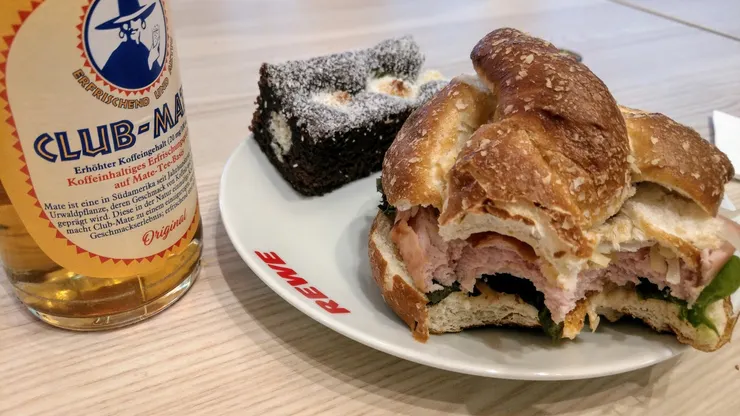 超市的雙層豬肉堡（冷食），與巧克力椰子粉甜點，及薑汁汽水