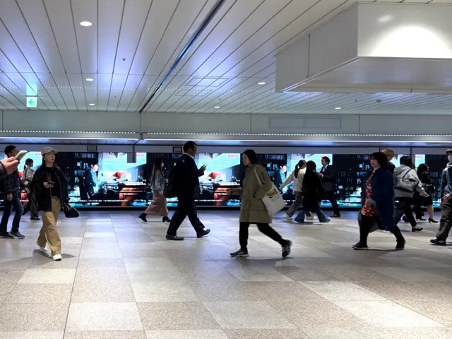 車站裡腳步飛速的東京人們。