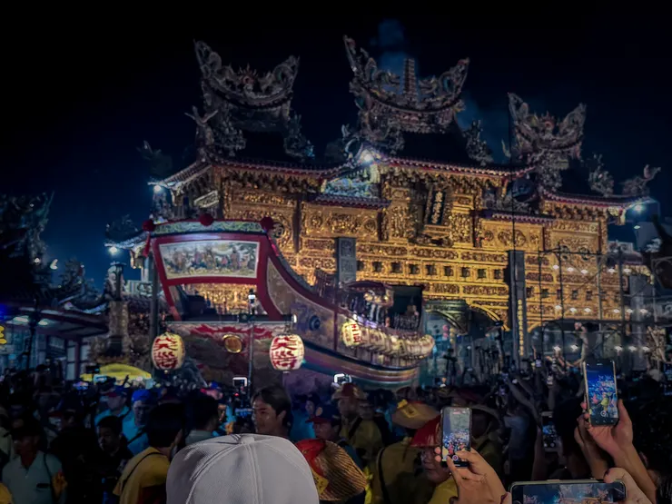 屏東東港燒王船，雖然是一個擁擠、封路的民俗活動，卻對當地有重大意義，所以鎮民都共襄盛舉，目睹大船出發的那一刻，是非常熱鬧又感動的一次體驗。