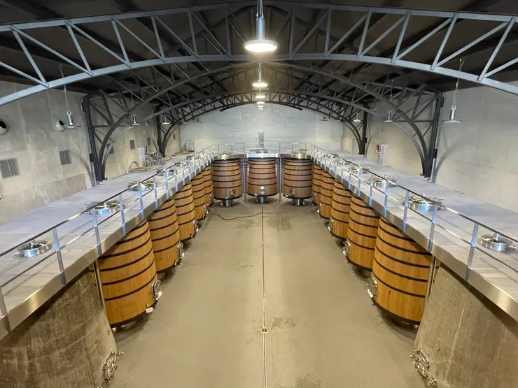 發酵用的大型木桶與水泥桶