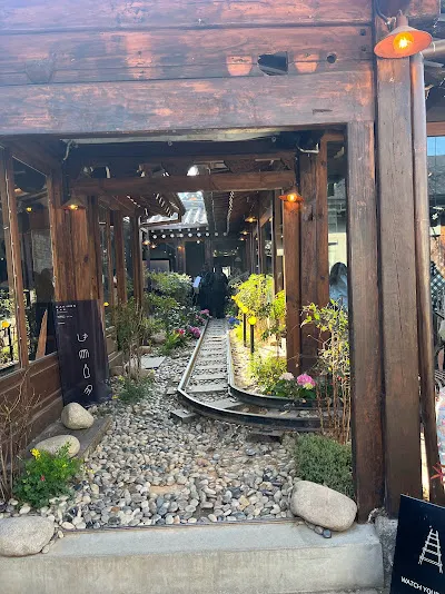 樂園驛，是一間由韓屋改建的火車鐵軌主題咖啡廳。