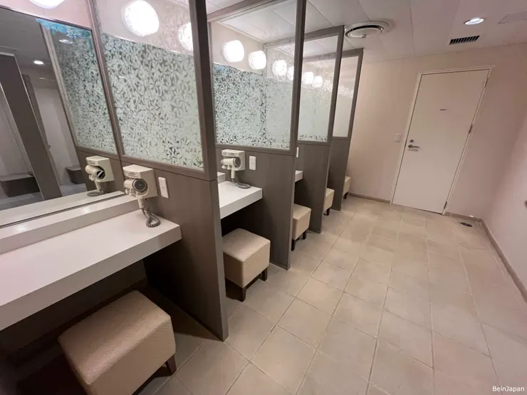 化妝台，附吹風機，也附插座