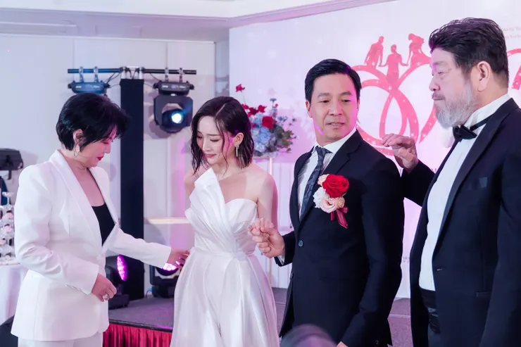演員群與總製作人婚禮入場