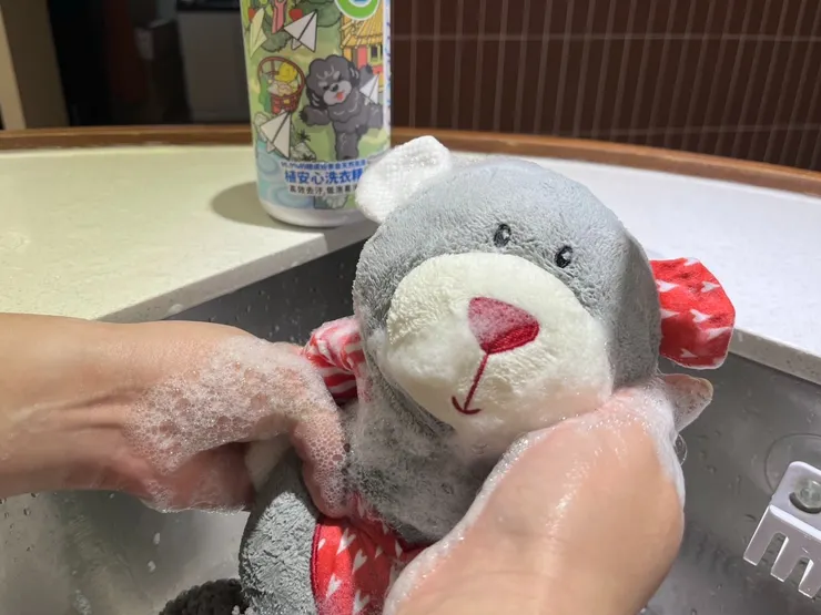 圖說：打破「泡沫越多越乾淨」的迷思！植安心洗衣精採用「低泡易沖」配方，大幅降低泡沫殘留機率，深層洗淨口水與皮脂，讓衣物清爽不黏膩。（資料來源：臭味滾）