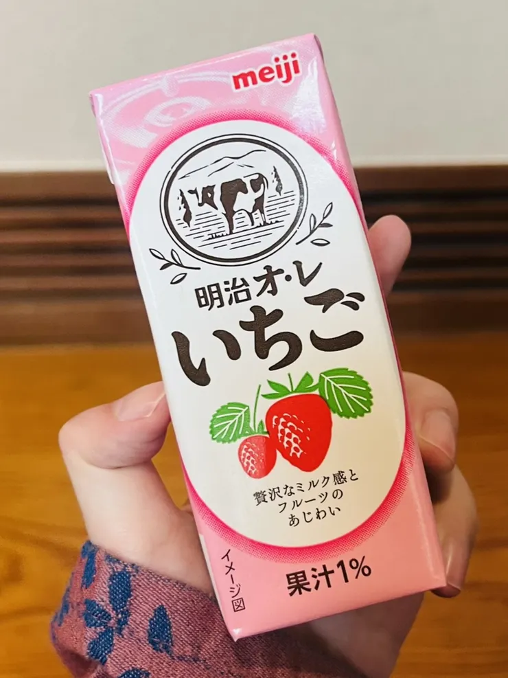 我也買了一瓶牛奶和魚一起吃早餐