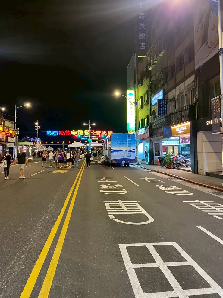 看看素日裡車車擠得水洩不通的街道，現在是空的！