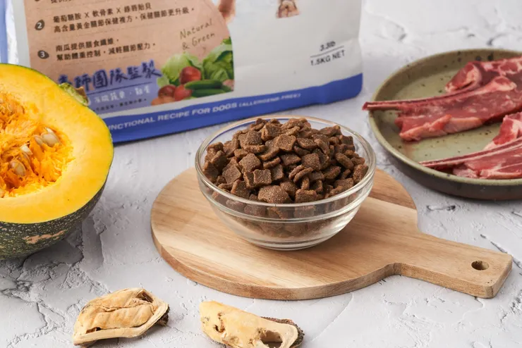 圖說：「S30低敏犬糧」和機能加強的「全護低敏犬糧」兩系列，皆為台灣導盲犬協會指定使用飼料。（資料來源：倍力寵物健康食品）